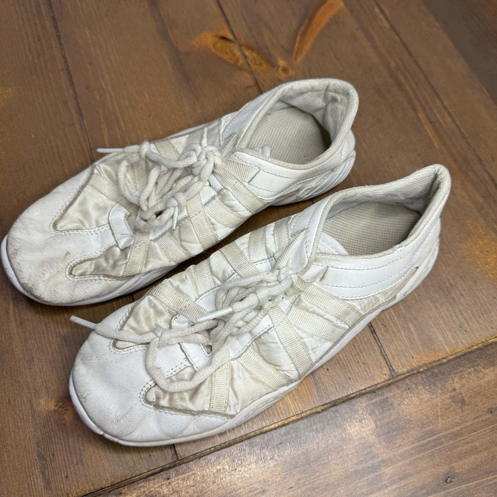 Used Nfinity Evolution Cheer Shoes Size 7.5